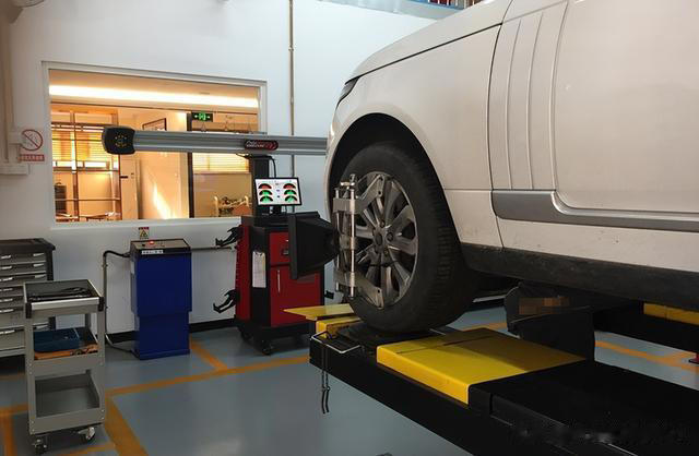 汽车四轮定位多久做一次？内行人实话让人后悔没早知道