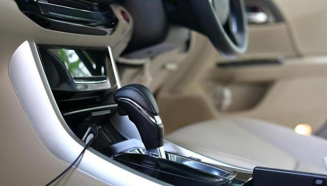 自动挡汽车在这4种情况下，切记不要使用D档，老司机：不怕花钱