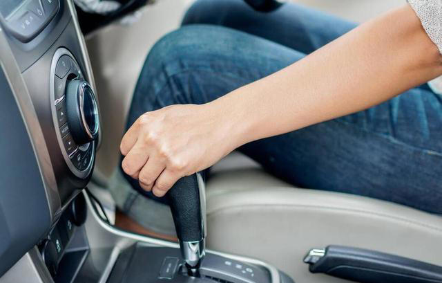 自动挡汽车在这4种情况下，切记不要使用D档，老司机：不怕花钱