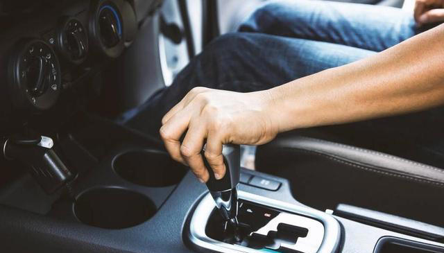 自动挡汽车在这4种情况下，切记不要使用D档，老司机：不怕花钱