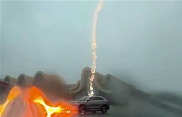 多地汽车遭雷击 央视科普雨天行车如何应对