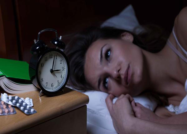 总在凌晨四五点醒来，无法再睡？这多半与2个原因有关，需警惕！