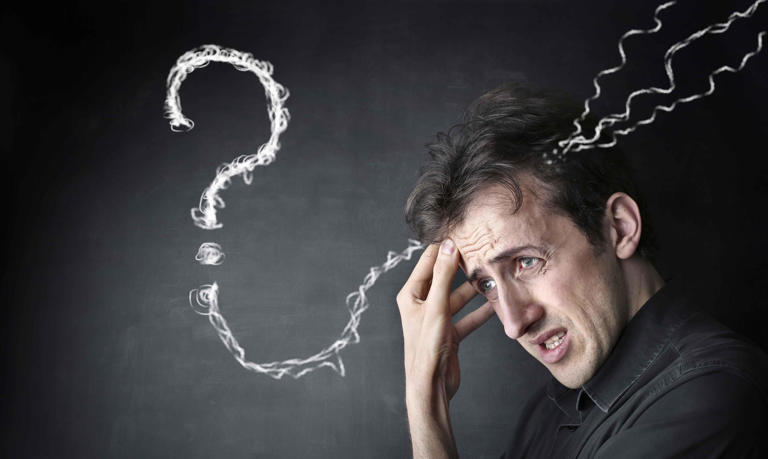 总在凌晨四五点醒来，无法再睡？这多半与2个原因有关，需警惕！