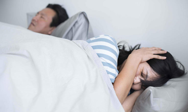 总在凌晨四五点醒来，无法再睡？这多半与2个原因有关，需警惕！