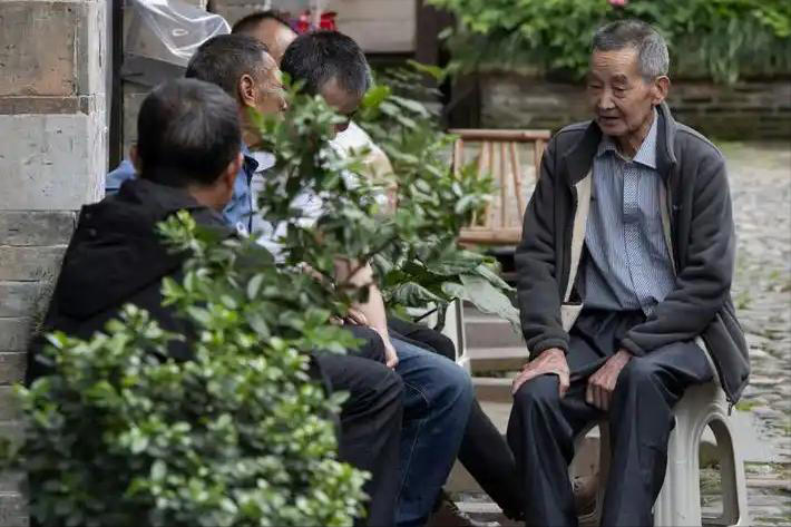 阿尔茨海默症患者增多，医生忠告：50岁以后最好摒弃4个坏习惯