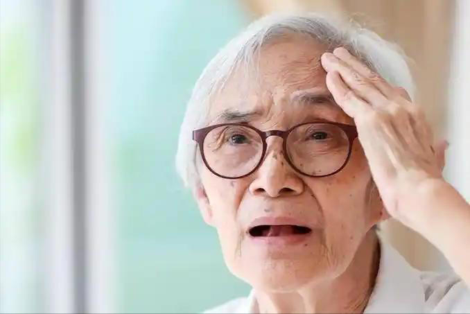 阿尔茨海默症患者增多，医生忠告：50岁以后最好摒弃4个坏习惯