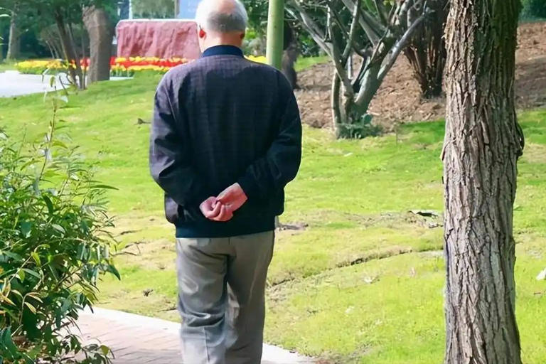 阿尔茨海默症患者增多，医生忠告：50岁以后最好摒弃4个坏习惯