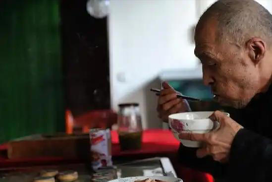 阿尔茨海默症患者增多，医生忠告：50岁以后最好摒弃4个坏习惯