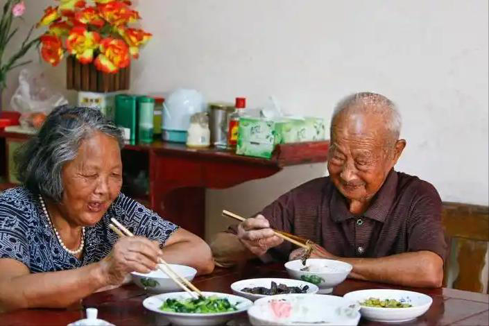 阿尔茨海默症患者增多，医生忠告：50岁以后最好摒弃4个坏习惯