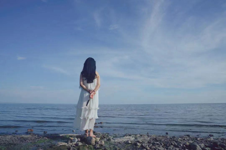 《浮生六记》里说：“人生碌碌，竞短论长，却不道枯荣有数，得失难量。” 人活一世，沧海一粟，不是所有的事情都尽如人意，有些荣枯绕不开，有些得失逃不过。 半生已过，渐渐明白：生死有命，富贵在天，不是你的，强求也没用。 真正活得通透的人，懂得后