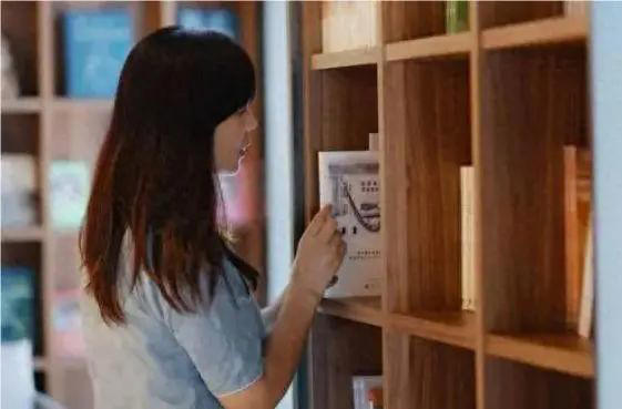 人生，有人在不断地得到和失去的过程中，渐渐地迷失自己。 其实，我们这一生就是一个边走边悟的过程，到头来才发现一个人最应该做的事是专注自己。 很多人活在了别人的眼里，却忽略了自己，回过头来才发现自己已经迷失了。 那些美好的时光，是我们最应该珍