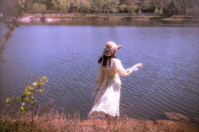 余光中说： “说是人生无常，却也是人生之常。” 人活着，不单单需要财富，需要所谓的经济来源。 同时，更需要精神上的满足，以及尊严的需求。 说到底，你要想活好这辈子，就要满足多方面的东西。 于是，面对人生无常，一个人拥有正常的心态，才能够让