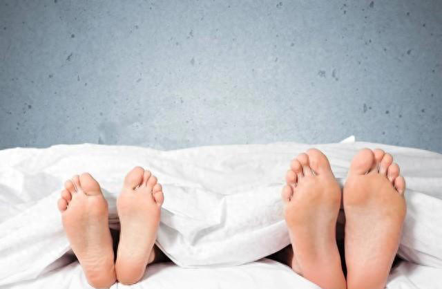 为什么建议睡觉时尽量把脚露外面？有什么作用？建议了解