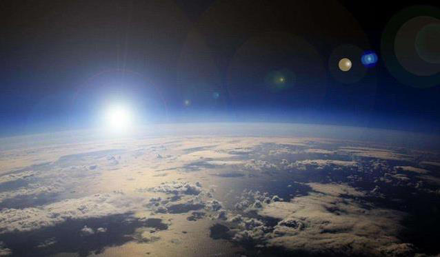 地球没了大气层会咋样？蓝天变黑幕，你敢想吗？