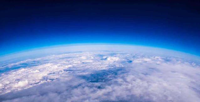 地球没了大气层会咋样？蓝天变黑幕，你敢想吗？