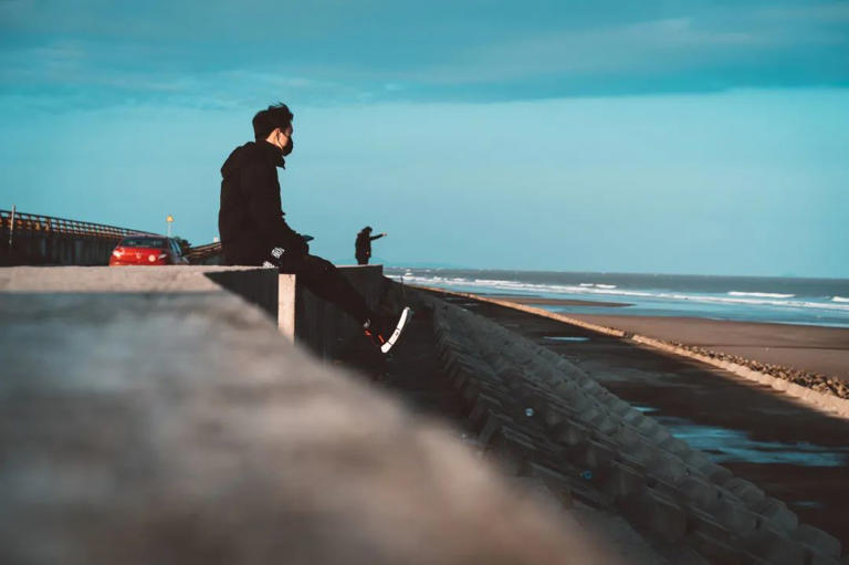 有句话讲：真正的人脉不是你求来的，是你吸引来的。 这就是“吸引力法则”，你是谁，就会遇见谁。 相同磁场的人，才会相互吸引。同等能量的人，才会聚在一起。 正如《易经》里有言：“同声相应，同气相求。” 个人想要破圈，自己需要先成为优秀的人