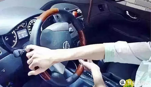 停车时方向盘一定要回正吗？其中有什么说法？