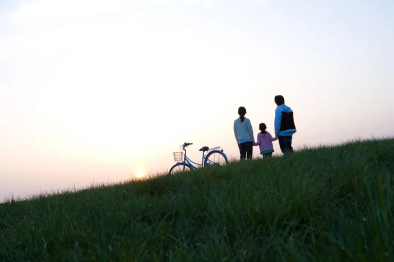 我们都知道，情绪上头时，骂孩子、吼孩子不好。 却往往忽视了，很多日常话语，看似随口一说，却隐含了很多情绪和攻击。 孩子感受到这些情绪和攻击，会生出莫名的愤怒和烦躁，却又说不出什么来。 日久天长，会形成内伤，和父母的关系渐行渐远。 父母