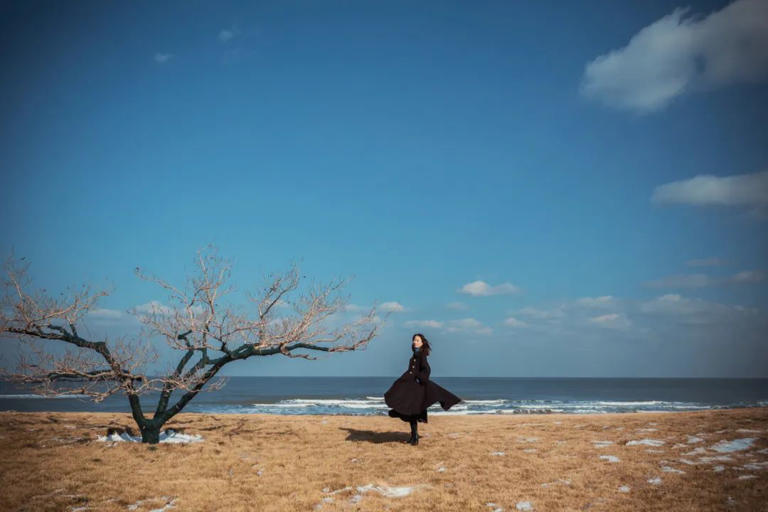 “一个人最大的敌人是自己，若是纵容本性，就会在不断满足自我享受的过程中，慢慢毁掉自己的前途。”  正所谓自胜者强，真正的高手，其实都是反人性的。  很多看似“天赋异禀”的背后，都有“苦行僧”般的勤勉修行。  路虽远，行必至。  因而，不