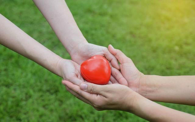 家中老人若出现4种征兆，或许剩余时间不多了，建议子女多多陪伴