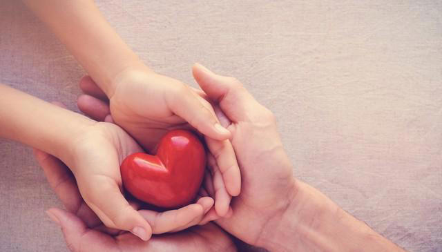 家中老人若出现4种征兆，或许剩余时间不多了，建议子女多多陪伴