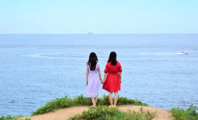 01 让你变得更上进 有一句话说：“物以类聚，人以群分。” 一个人是优秀还是平庸，有时只需要看他跟什么样的人交往，在什么样的环境下生活，以及在什么样的集体中成长。 有时，一个人即便很优秀，但如果他长期跟不上进的人在一起，也会沾染上懒惰，拖