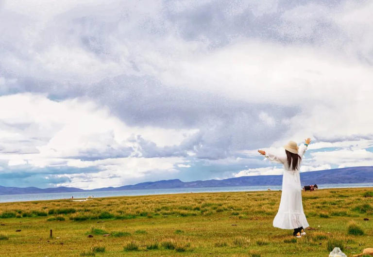 人类一切痛苦的根源，都源于缺乏边界感。 作家苏心说： “人与人之间的关系，就像两棵共同生长的树木， 彼此靠得太近了，互相滋扰遮挡，肯定长不好，甚至会枯萎。 只有保持适度距离的守望，才能枝繁叶茂，华枝春满。” 俗话说，不要将自己的脚，伸进别