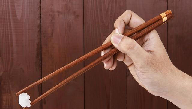 研究表明：筷子一换，患癌几率少一半，建议用3种筷子，自查更换