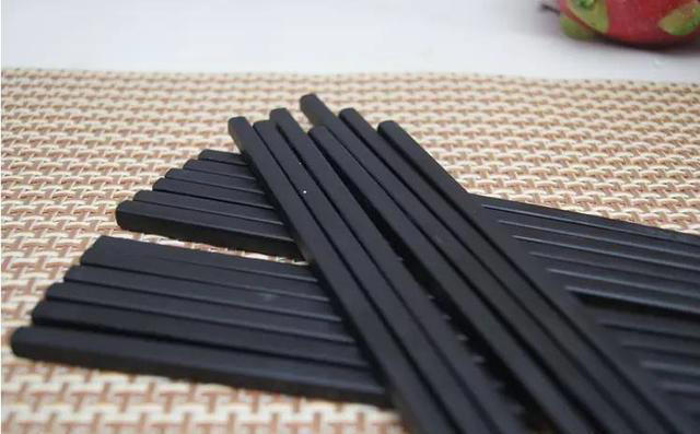 研究表明：筷子一换，患癌几率少一半，建议用3种筷子，自查更换