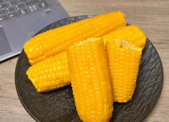 玉米不能随便吃？我也是刚知道，医生提醒：这三类人尽量要少吃