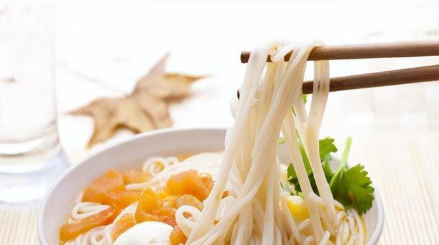 米饭、馒头和面条，哪种更容易升血糖？主食吃对了，血糖稳稳地！