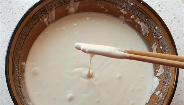 10分钟早餐饼，手不沾面，筷子一搅，勺子一舀，比油条简单又好吃