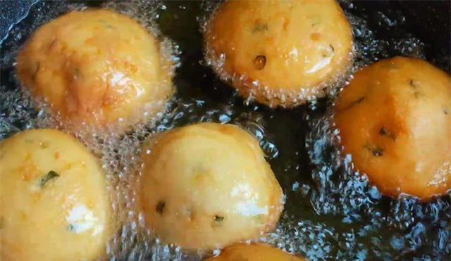 10分钟早餐饼，手不沾面，筷子一搅，勺子一舀，比油条简单又好吃