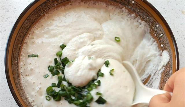 10分钟早餐饼，手不沾面，筷子一搅，勺子一舀，比油条简单又好吃