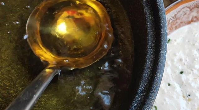 10分钟早餐饼，手不沾面，筷子一搅，勺子一舀，比油条简单又好吃