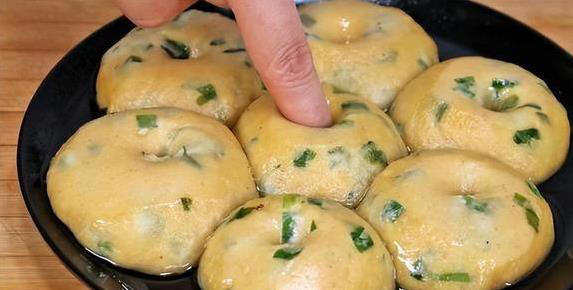 早餐饼简单一揉，出锅香酥层次多，比买的还好吃！