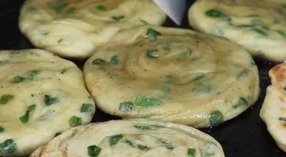 早餐饼简单一揉，出锅香酥层次多，比买的还好吃！