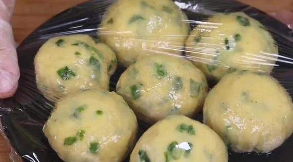 早餐饼简单一揉，出锅香酥层次多，比买的还好吃！