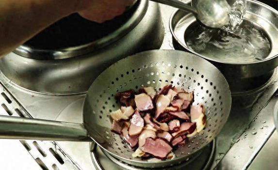 腊肉别直接下锅炒！少了这两步，口感又硬又咸没香味