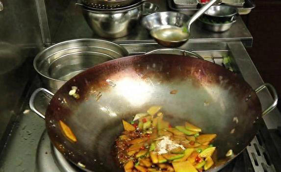 腊肉别直接下锅炒！少了这两步，口感又硬又咸没香味