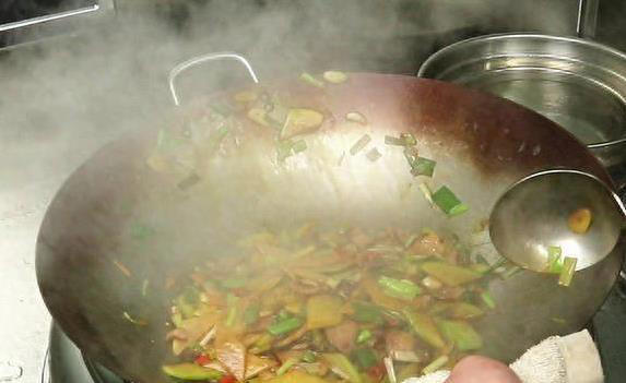 腊肉别直接下锅炒！少了这两步，口感又硬又咸没香味