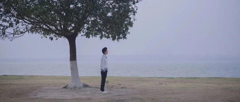 唯有内心富有充盈，方能从容抵抗世间所有的不安与躁动。 庄子有言：“人生天地之间，若白驹过隙，忽然而已。” 年轻时，我们义无反顾，不断地向外追求想要的一切。 经历了岁月蹉跎，跨过了无数关考验，方才明白：唯有舍弃虚无缥缈的事物，才能换来踏实稳