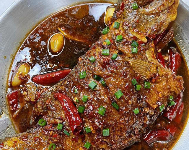 厨师长教你红烧鱼的家常做法，肉质鲜嫩，香辣入味，下酒又下饭