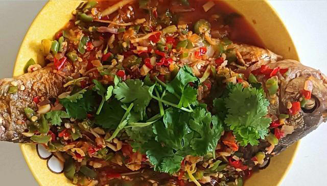 厨师长教你红烧鱼的家常做法，肉质鲜嫩，香辣入味，下酒又下饭