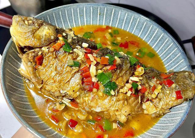 厨师长教你红烧鱼的家常做法，肉质鲜嫩，香辣入味，下酒又下饭