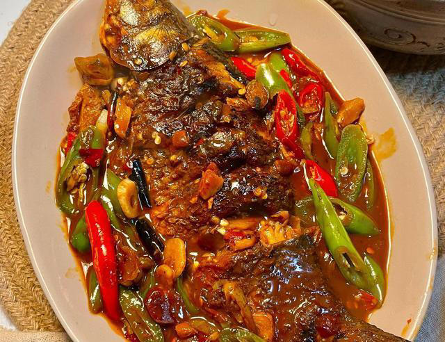 厨师长教你红烧鱼的家常做法，肉质鲜嫩，香辣入味，下酒又下饭