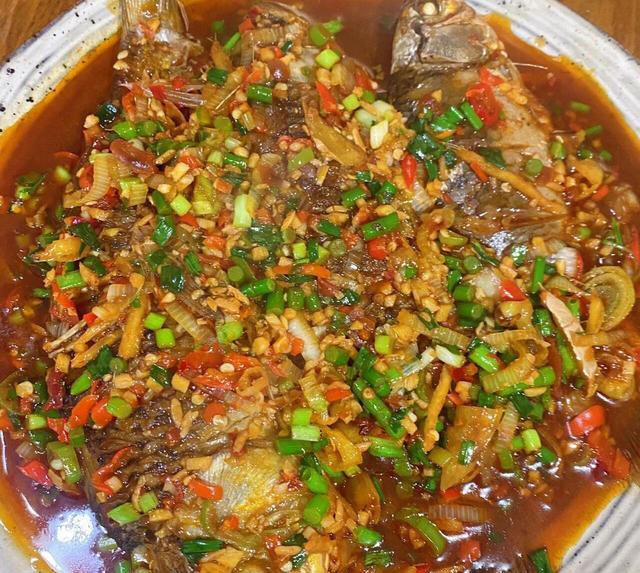厨师长教你红烧鱼的家常做法，肉质鲜嫩，香辣入味，下酒又下饭