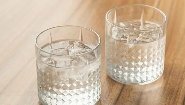 为什么说半夜醒来，别看时间、别喝水？医生：别不信