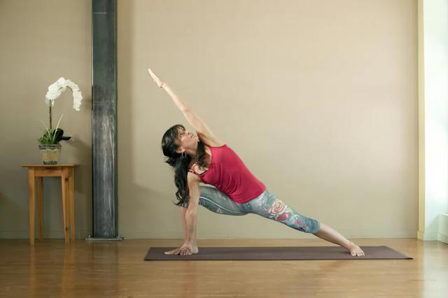 10个瑜伽体式，改善肠胃健康，消除腹胀便秘，排毒养颜