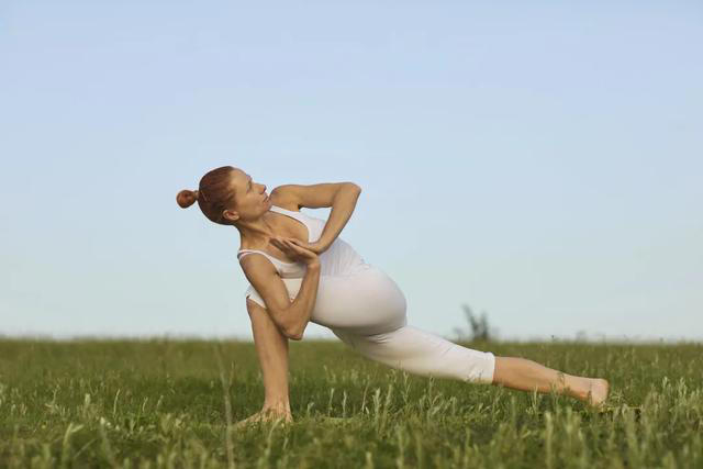 10个瑜伽体式，改善肠胃健康，消除腹胀便秘，排毒养颜